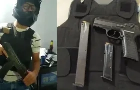 Alias 'Greco' presumiendo de un fusil en sus redes sociales. 