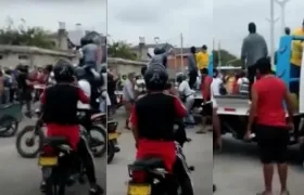 Momentos en que las motos eran bajadas de las grúa. 