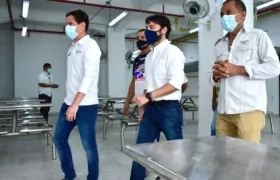 El Alcalde Jaime Pumarejo recorriendo e edificio Robertico.