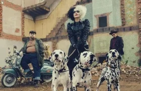 Emma Stone en su papel como Cruella de Vil, durante la película Cruella.