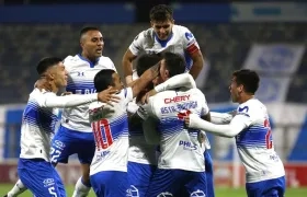 Jugadores de Universidad Católica celebran el gol de Luciano Aued.
