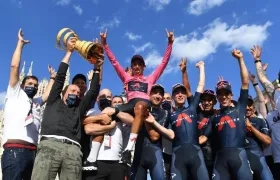 Egan Bernal celebra con sus compañeros el triunfo. 