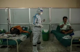Enfemo de Covid-19 es sometido a terapia respiratoria en Kathmandu, Nepal.