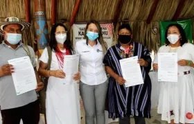 La Secretaria de Gobierno, Jeniffer Villarreal con los gobernantes indígenas.