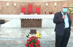 El periodista José Granados al final de la ceremonia religiosa.