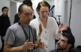 Director tailandés Apichatpong "Joe" Weerasethakul y la actriz Tilda Swinton.