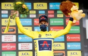 Richie Porte celebra como campeón del Dauphiné. 