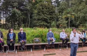 Juan Fernando Cristo, sentados entre otros Sergio Fajardo, Angélica Lozano, Jorge Robledo, Humberto de la Calle.