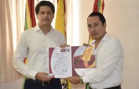 El Personero Miguel Ángel Alzate recibiendo la certificación.