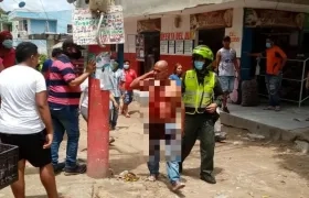 Uno de los heridos es conducido por la Policía.
