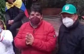 Nelson Alarcón, directivo de Fecode (centro).