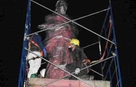 El Ministerio de Cultura de Colombia retiró de sus pedestales las estatuas de bronce del "Monumento a Isabel la Católica y Cristóbal Colón", ubicado en cercanías del aeropuerto internacional El Dorado de Bogotá.