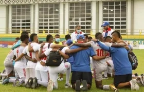 Jugadores de Atlántico y su cuerpo técnico, tras la clasificación. 
