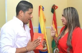 Eimy Camargo, asumiendo el cargo ante el Alcalde Rumenigge Monsalve, quien aparece con la Biblia en la mano.
