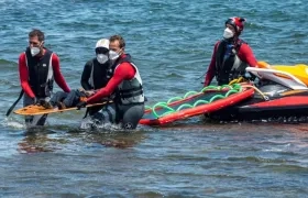 Momento en que recuperan el cuerpo de uno de los fallecidos. 