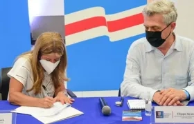 La Gobernadora Elsa Noguera firmando la Carta de Entendimiento con Filippo Grandi.