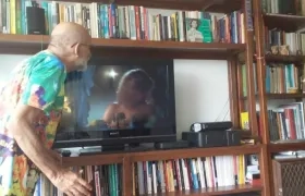 Rafael Bassi junto a parte de su biblioteca en Medellín