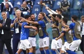 Matteo Pessina celebra con sus compañeros el gol del triunfo. 