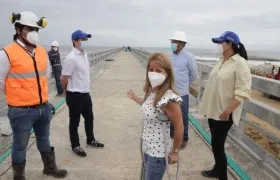 Gobernadora del Atlántico, Elsa Noguera, en su visita al muelle de Puerto Colombia.