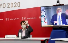Presidenta de Tokyo 2020 Seiko Hashimoto (L) y el presidente del COI, Thomas Bach (en la pantalla) entregan detalles de los JJOO.