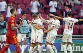 Kasper Dolberg celebra con sus compañeros. 