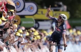 Mathieu van der Poel señala al cielo en honor a su abuelo, tras ganar la etapa. 