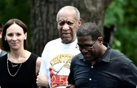 Bill Cosby saliendo de prisión