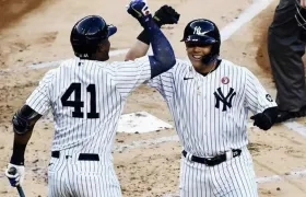 Gio Urshela felicitado en el plato tras conectar el HR.