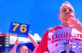 Joey Chestnut, récord en comer perros calientes.