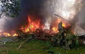 La conflagración tras el accidente aéreo.
