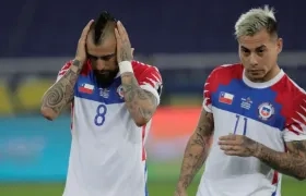 Arturo Vidal y Eduardo Vargas, dos de los veteranos chilenos. 