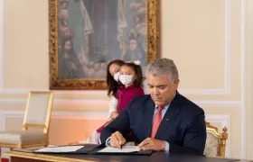 El presidente Iván Duque firma la ley de cadena perpetua a abusadores de niños.