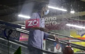 Leonardo Acuña, expolicía que creó pánico en el almacén de cadena. 