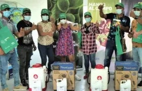 Familias recibiendo insumos.