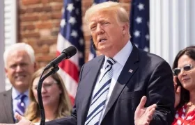 Donald Trump haciendo el anuncio de la demanda.