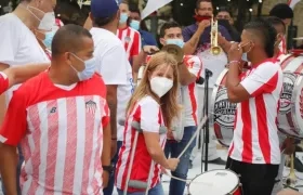 La gobernadora con barristas de Junior