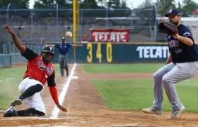 Tito Polo anota una carrera. 