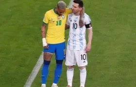 Neymar y Messi, en un verdadero gesto de dignidad deportiva.