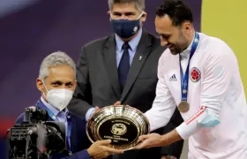 Reinaldo Rueda y David Ospina con el trofeo del tercer lugar. 