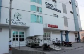 El herido recibe atención médica en la Clínica Los Almendros. 