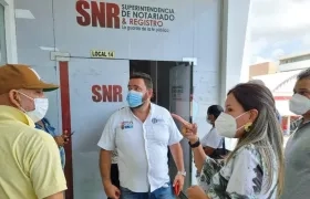 La Superintendente, Goethny Fernanda García, durante el proceso de intervención.