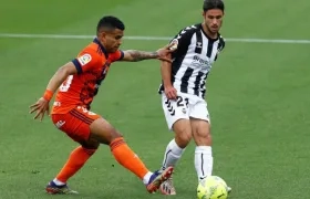 Juerguen Elitim intenta robar una pelota. 