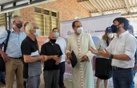 El padre Cirilo, Cyrillus Swinne, con el alcalde e invitados como embajador de Holanda, Ernst Noorman y el Arzobispo Pablo Salas. 