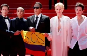 Los actores colombianos y extranjeros con la bandera.