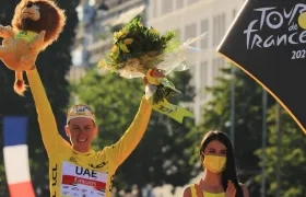 Tadej Pogacar con el trofeo de campeón del Tour. 