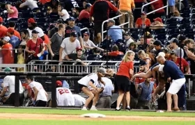Momento en que los fanáticos buscan refugio. 