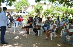 El alcalde Rodolfo Ucrós con los habitantes del barrio Ciudad Caribe IV. 