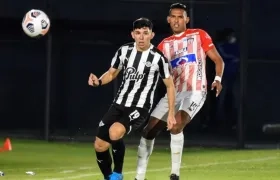 Homer Martínez controlando la llegada del atacante Julio Enciso.