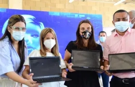 La Gobernación del Atlántico, en alianza con el Ministerio de las TIC, ha entregado un total de 10 mil equipos portátiles este año.