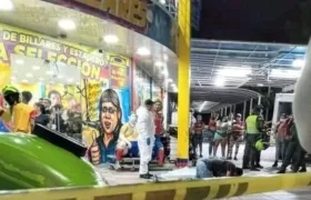 La víctima falleció a las afueras del billar. 